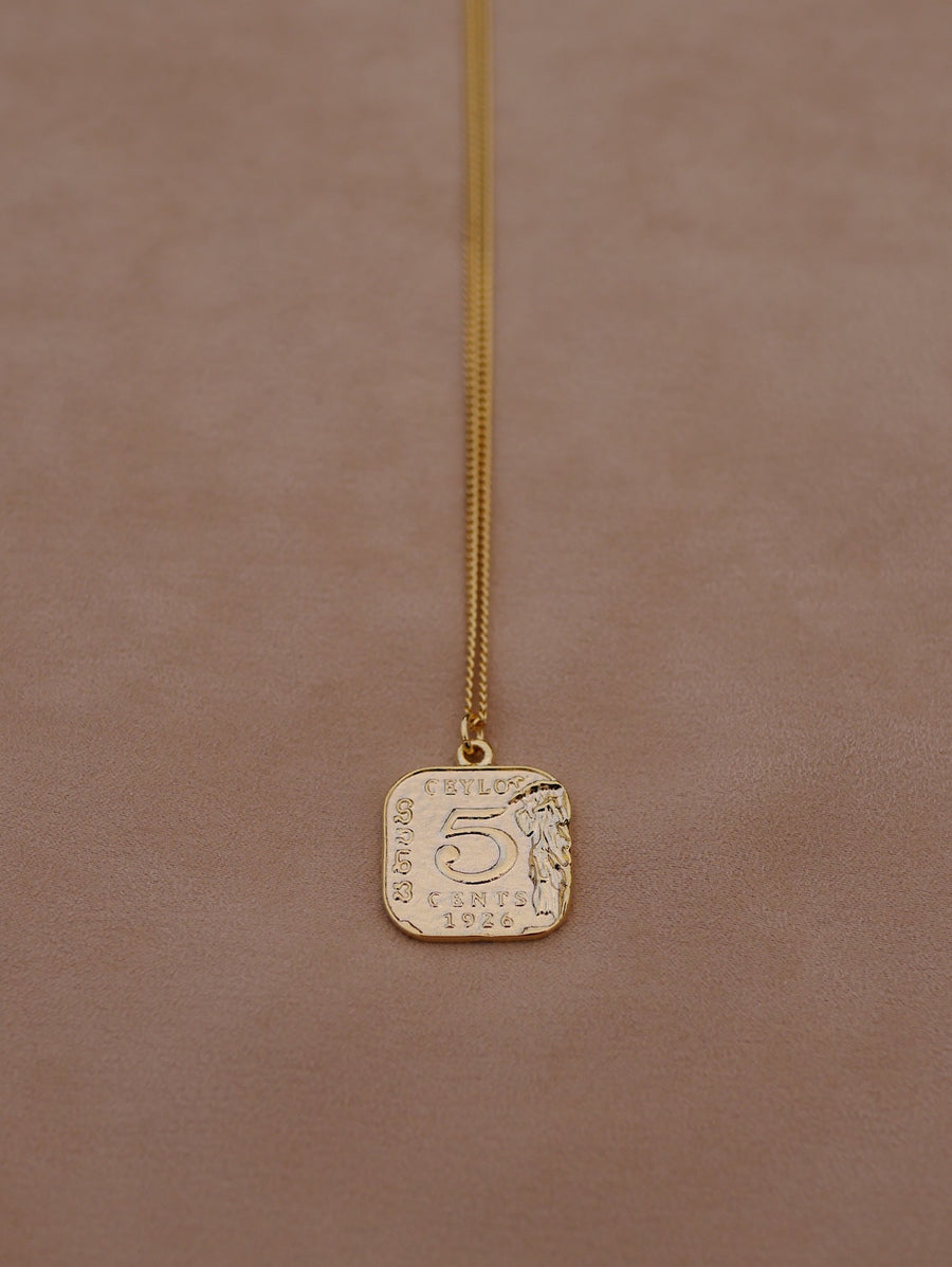N9.012 925 Silver Square 5cent Motif Necklace  Gold  ペンダントトップに5セントのスクエアモチーフを施し、贅沢にシルバー925を使用したネックレス。重ね付けにも、ミニマルに肌に纏っても高級感と品のあるジュエリー。